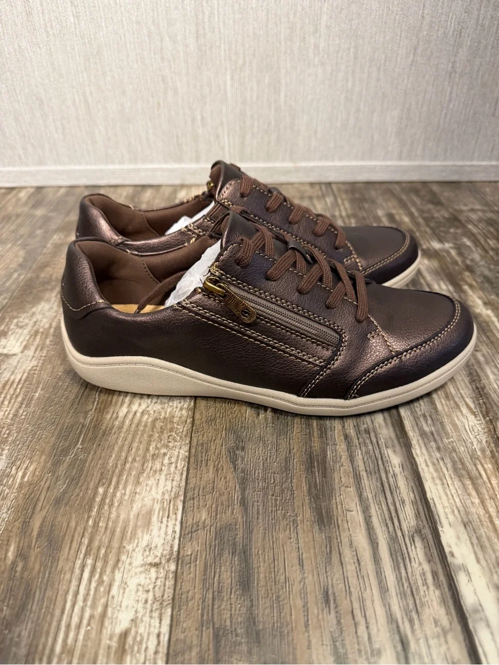 Clarks Women’s Metallic Bronze Low-Top Sneaker with Side Zip Size 8.5